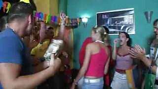 წითური თმით გაბრწყინ ...